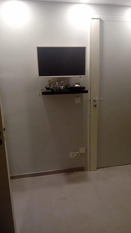 Porte blindée blanche avec poignée et cylindre posés