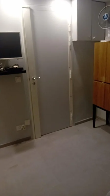 Porte blindée avec cornière anti-pince installée dans un studio
